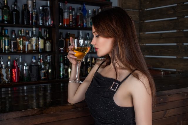 alcohol-damages-skin-reasons-to-quit-drinking