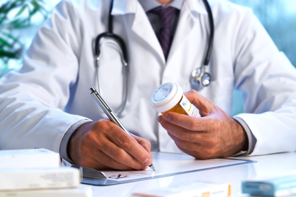 doctor-prescribing-opioids-drug-abuse-warning-signs-addiction-recovery