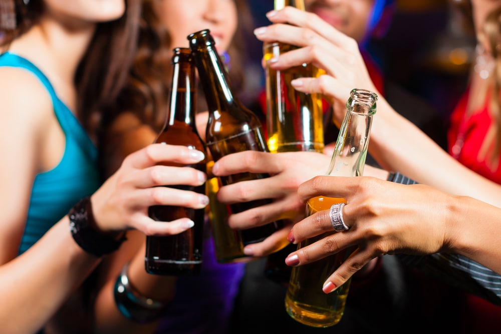 alcohol-binge-drinking-problem-drug-of-choice-USA-struggling-with-addiction